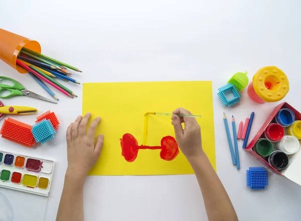 Dziecko Rysuje Obraz Rower Farbami Dziecięce Ręce Ulubione Hobby Materiały — Zdjęcie stockowe