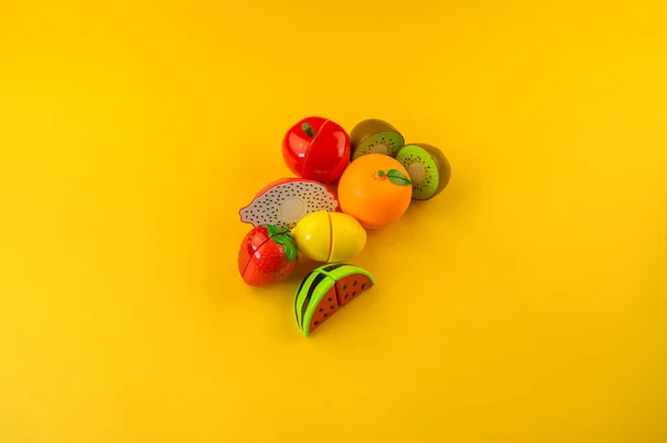 Jucărie Pentru Copii Fructe Plastic Într Coș Fundal Galben Dezvoltarea — Fotografie, imagine de stoc
