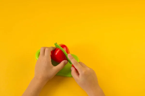 Copil Taie Fruct Plastic Placă Mâinile Copiilor Joacă Rolul Bucătarului — Fotografie, imagine de stoc