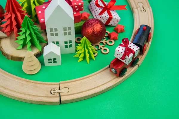 Zabawki Drewniane Pociąg Prowadzi Pole Darem Dla Dziecka Magiczne Miasto — Zdjęcie stockowe