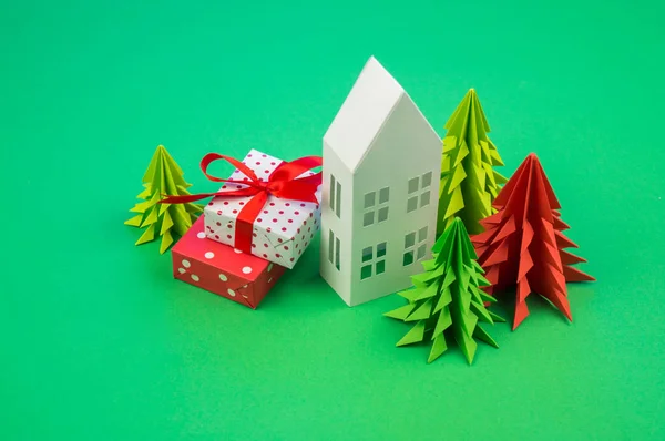 Декоративна Різдвяна Композиція Зеленому Тлі Прикраса Ялинки Упаковані Коробки Подарунками — стокове фото