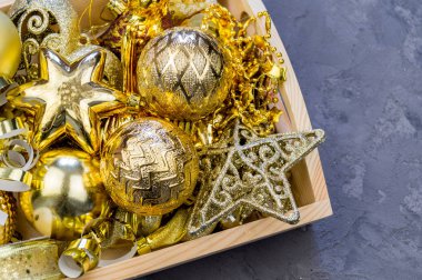 Düz yatıyordu Noel ve yeni yıl hediye kutuları, kurdeleler, süslemeler altın rengi ve siyah renklerde sarma ile parti arka plan. Düz yatıyordu, en iyi görünümü