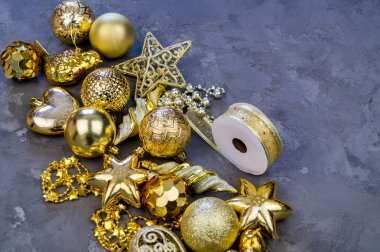 Düz yatıyordu Noel ve yeni yıl hediye kutuları, kurdeleler, süslemeler altın rengi ve siyah renklerde sarma ile parti arka plan. Düz yatıyordu, en iyi görünümü