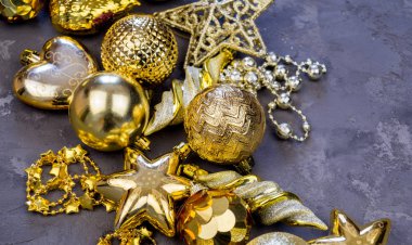 Düz yatıyordu Noel ve yeni yıl hediye kutuları, kurdeleler, süslemeler altın rengi ve siyah renklerde sarma ile parti arka plan. Düz yatıyordu, en iyi görünümü