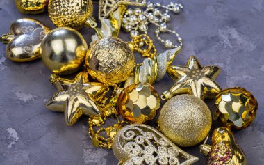 Düz yatıyordu Noel ve yeni yıl hediye kutuları, kurdeleler, süslemeler altın rengi ve siyah renklerde sarma ile parti arka plan. Düz yatıyordu, en iyi görünümü