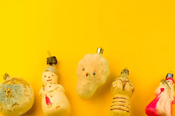 Старые Меховые Игрушки Жёлтом Фоне Рождественская Елка Праздничное Оформление — стоковое фото