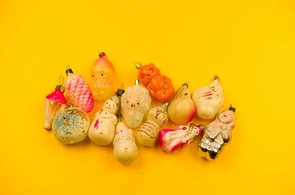Старые Меховые Игрушки Жёлтом Фоне Рождественская Елка Праздничное Оформление — стоковое фото