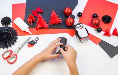 Çocuk ana sınıfı el yapımı kağıt penguen. Bir çocuğun eli. Bebek Handmade.Creativity.