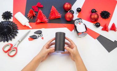 Çocuk ana sınıfı el yapımı kağıt penguen. Bir çocuğun eli. Bebek Handmade.Creativity.