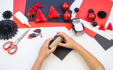 Çocuk ana sınıfı el yapımı kağıt penguen. Bir çocuğun eli. Bebek Handmade.Creativity.