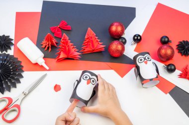 Çocuk ana sınıfı el yapımı kağıt penguen. Bir çocuğun eli. Bebek Handmade.Creativity.