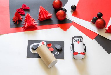 Çocuk ana sınıfı el yapımı kağıt penguen. Bir çocuğun eli. Bebek Handmade.Creativity.
