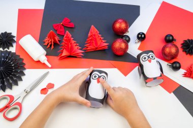 Çocuk ana sınıfı el yapımı kağıt penguen. Bir çocuğun eli. Bebek Handmade.Creativity.