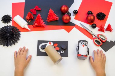 Çocuk ana sınıfı el yapımı kağıt penguen. Bir çocuğun eli. Bebek Handmade.Creativity.