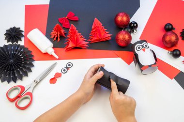 Çocuk ana sınıfı el yapımı kağıt penguen. Bir çocuğun eli. Bebek Handmade.Creativity.