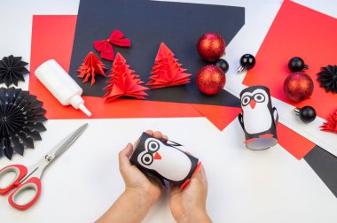 Çocuk ana sınıfı el yapımı kağıt penguen. Bir çocuğun eli. Bebek Handmade.Creativity.