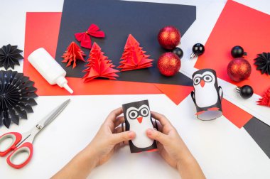 Çocuk ana sınıfı el yapımı kağıt penguen. Bir çocuğun eli. Bebek Handmade.Creativity.