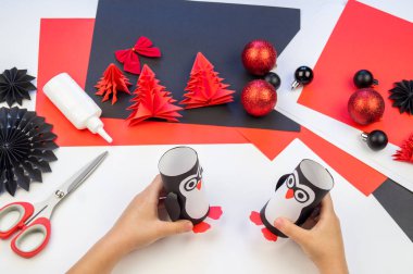 Çocuk ana sınıfı el yapımı kağıt penguen. Bir çocuğun eli. Bebek Handmade.Creativity.