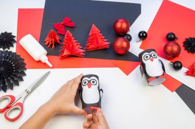 Çocuk ana sınıfı el yapımı kağıt penguen. Bir çocuğun eli. Bebek Handmade.Creativity.