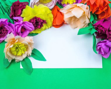 Kapkacak ve aletleri krep kağıt çiçekler üzerinde yeşil arka plan yapmak için. Cosmos çiçek buketi