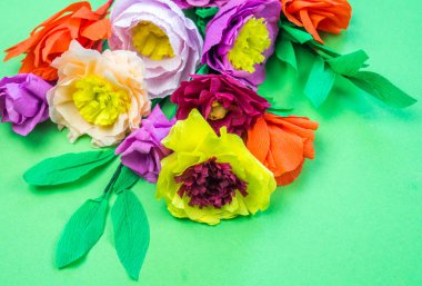 Kapkacak ve aletleri krep kağıt çiçekler üzerinde yeşil arka plan yapmak için. Cosmos çiçek buketi