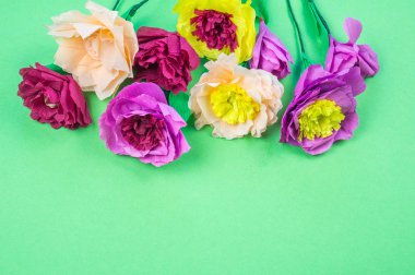 Kapkacak ve aletleri krep kağıt çiçekler üzerinde yeşil arka plan yapmak için. Cosmos çiçek buketi