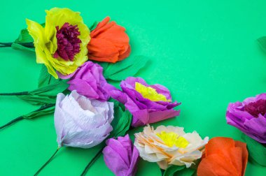 Kapkacak ve aletleri krep kağıt çiçekler üzerinde yeşil arka plan yapmak için. Cosmos çiçek buketi