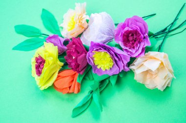 Kapkacak ve aletleri krep kağıt çiçekler üzerinde yeşil arka plan yapmak için. Cosmos çiçek buketi