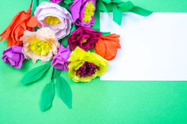 Kapkacak ve aletleri krep kağıt çiçekler üzerinde yeşil arka plan yapmak için. Cosmos çiçek buketi