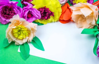 Kapkacak ve aletleri krep kağıt çiçekler üzerinde yeşil arka plan yapmak için. Cosmos çiçek buketi