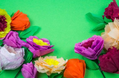 Kapkacak ve aletleri krep kağıt çiçekler üzerinde yeşil arka plan yapmak için. Cosmos çiçek buketi