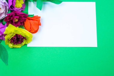 Kapkacak ve aletleri krep kağıt çiçekler üzerinde yeşil arka plan yapmak için. Cosmos çiçek buketi