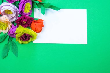 Kapkacak ve aletleri krep kağıt çiçekler üzerinde yeşil arka plan yapmak için. Cosmos çiçek buketi