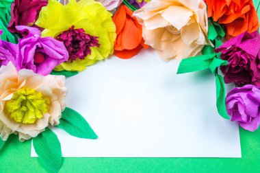 Kapkacak ve aletleri krep kağıt çiçekler üzerinde yeşil arka plan yapmak için. Cosmos çiçek buketi