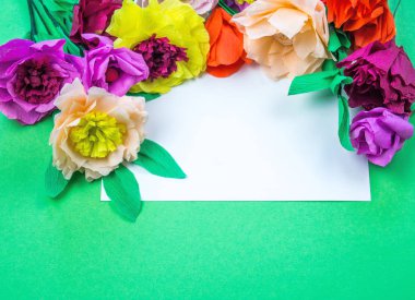 Kapkacak ve aletleri krep kağıt çiçekler üzerinde yeşil arka plan yapmak için. Cosmos çiçek buketi