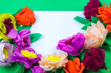 Kapkacak ve aletleri krep kağıt çiçekler üzerinde yeşil arka plan yapmak için. Cosmos çiçek buketi