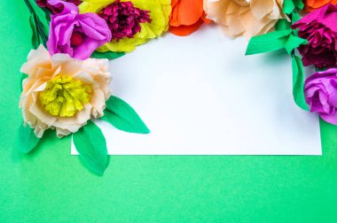 Kapkacak ve aletleri krep kağıt çiçekler üzerinde yeşil arka plan yapmak için. Cosmos çiçek buketi