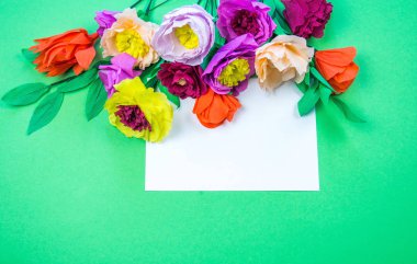 Kapkacak ve aletleri krep kağıt çiçekler üzerinde yeşil arka plan yapmak için. Cosmos çiçek buketi