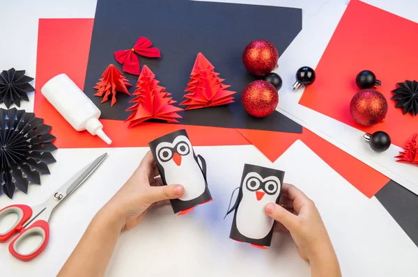 Çocuk ana sınıfı el yapımı kağıt penguen. Bir çocuğun eli. Bebek Handmade.Creativity.