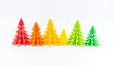 Beyaz bir arka plan üzerinde renkli kağıt Noel ağacı. Yeni yıl çocuk tatil. Gökkuşağı origami
