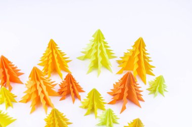 Beyaz bir arka plan üzerinde renkli kağıt Noel ağacı. Yeni yıl çocuk tatil. Gökkuşağı origami