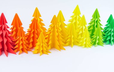 Beyaz bir arka plan üzerinde renkli kağıt Noel ağacı. Yeni yıl çocuk tatil. Gökkuşağı origami