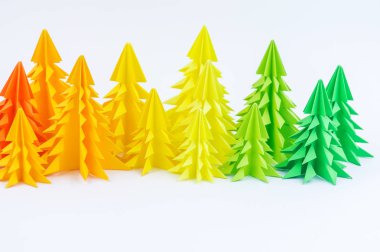 Beyaz bir arka plan üzerinde renkli kağıt Noel ağacı. Yeni yıl çocuk tatil. Gökkuşağı origami