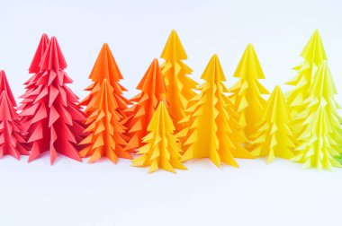 Beyaz bir arka plan üzerinde renkli kağıt Noel ağacı. Yeni yıl çocuk tatil. Gökkuşağı origami