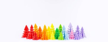 Beyaz bir arka plan üzerinde renkli kağıt Noel ağacı. Yeni yıl çocuk tatil. Gökkuşağı origami. Kopya spase