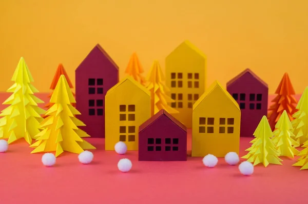 Різдвяний Ліс Паперу Будинок Ялинка Сніжки Рожево Жовті Кольори — стокове фото