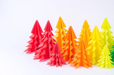 Beyaz bir arka plan üzerinde renkli kağıt Noel ağacı. Yeni yıl çocuk tatil. Gökkuşağı origami