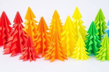 Beyaz bir arka plan üzerinde renkli kağıt Noel ağacı. Yeni yıl çocuk tatil. Gökkuşağı origami