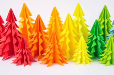 Beyaz bir arka plan üzerinde renkli kağıt Noel ağacı. Yeni yıl çocuk tatil. Gökkuşağı origami