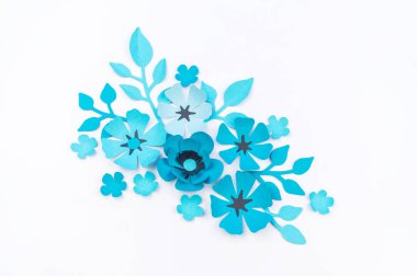 Çiçek ve yaprak kağıttan yapılmış mavi renk. İşlemeli, en sevdiği hobi. Beyaz arka plan.